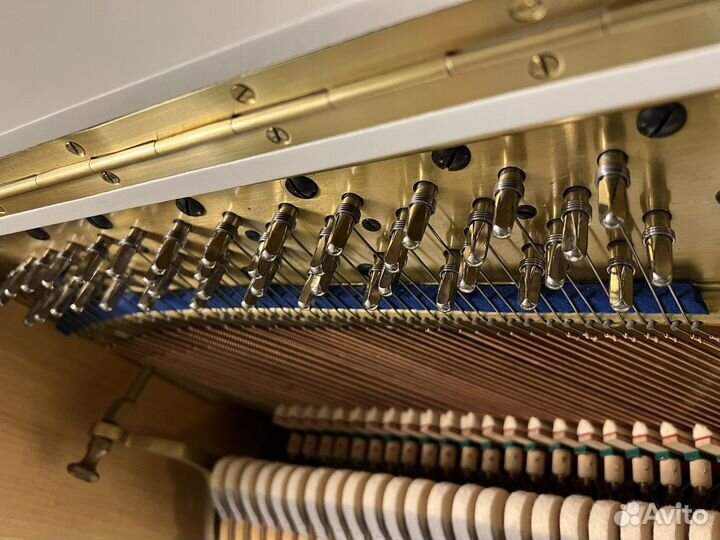 Белое Пианино Bluthner