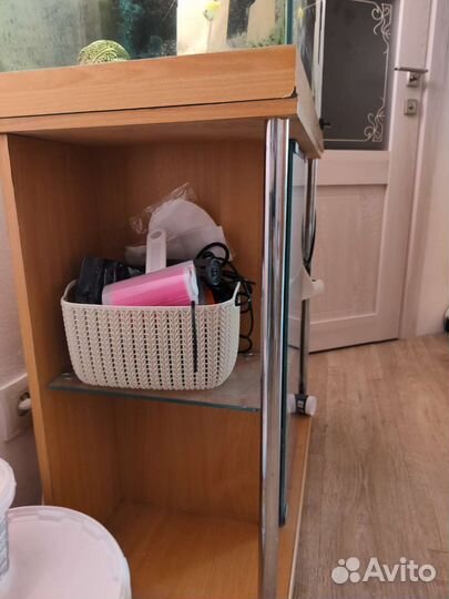 Аквариум с тумбой, рыбками и 1 фильтром