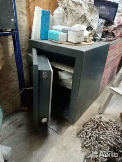 Сейф металлический