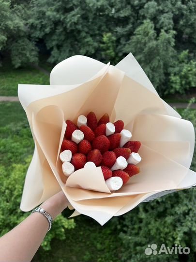 Букет из клубники и маршмеллоу без шоколада