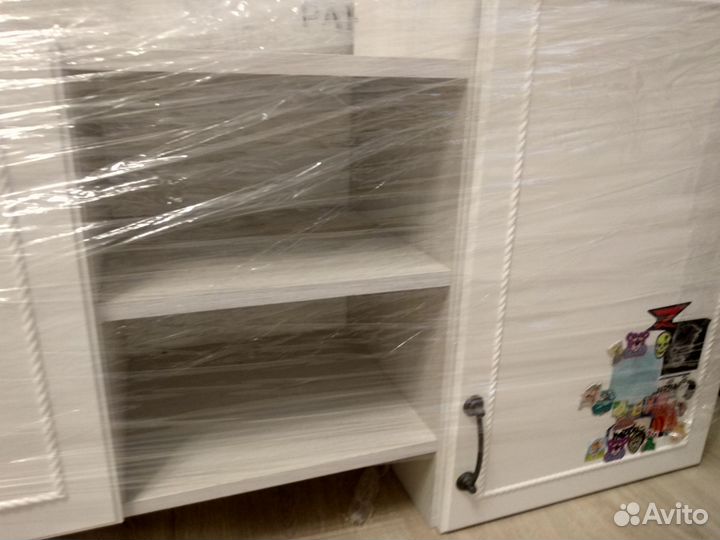 Полка навесная белая