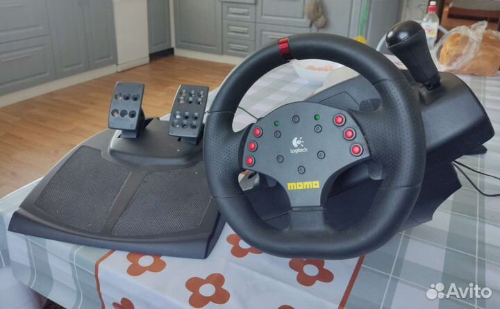 Игровой руль logitech momo