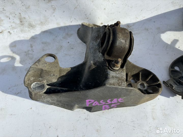 Кронштейн опоры двигателя Volkswagen Passat B5