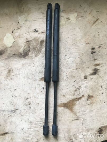 Амортизатор двери багажника Фокус Ford Focus 1