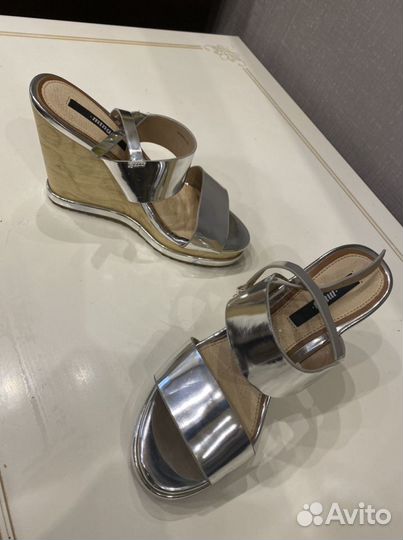 Босоножки на танкетке кожаные 37