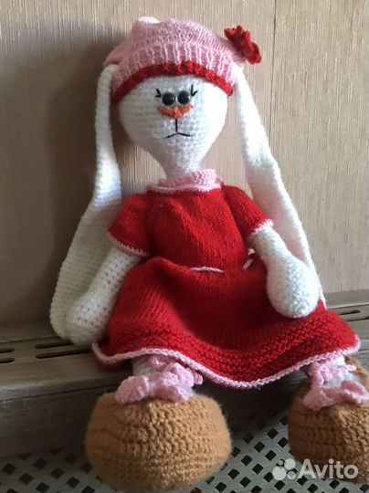 Вязанная игрушка Модная зайка