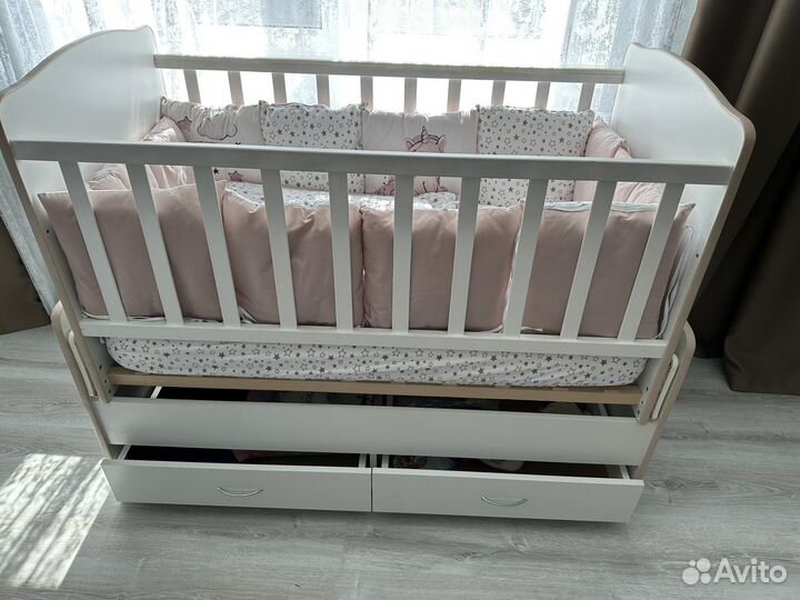 Детская кроватка с маятником