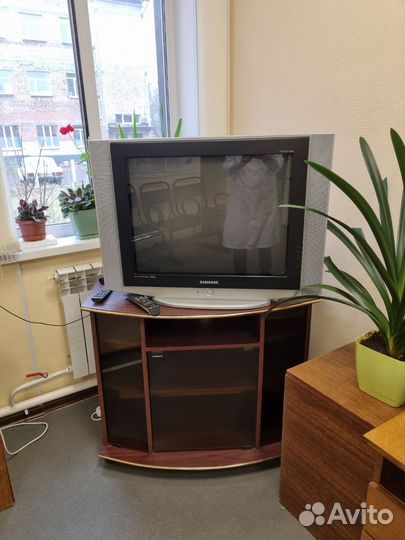 Телевизор вместе с тумбой