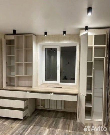 Рабочая зона у окна с доставкой