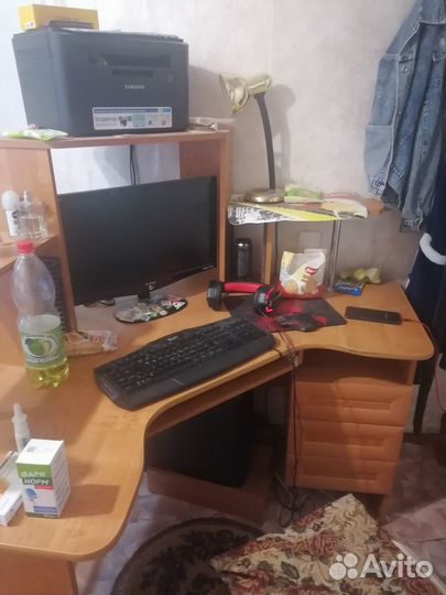 Продам компьютерный стол угловой