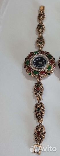 Часы с хризопразами и гранатами.Новые.Кварцевые