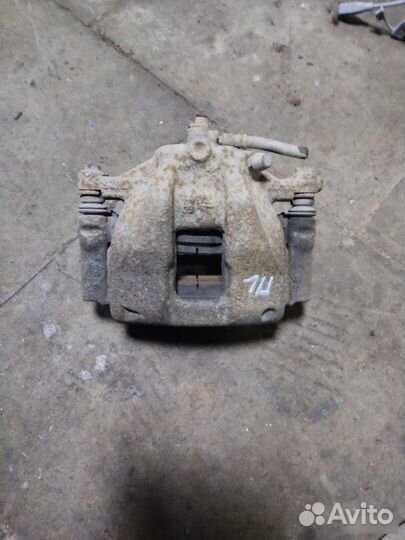 Суппорт тормозной передний левый Honda Cr-V 3