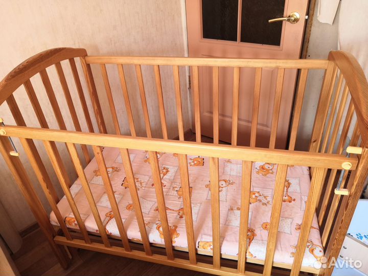 Детская кроватка с поперечным маятником