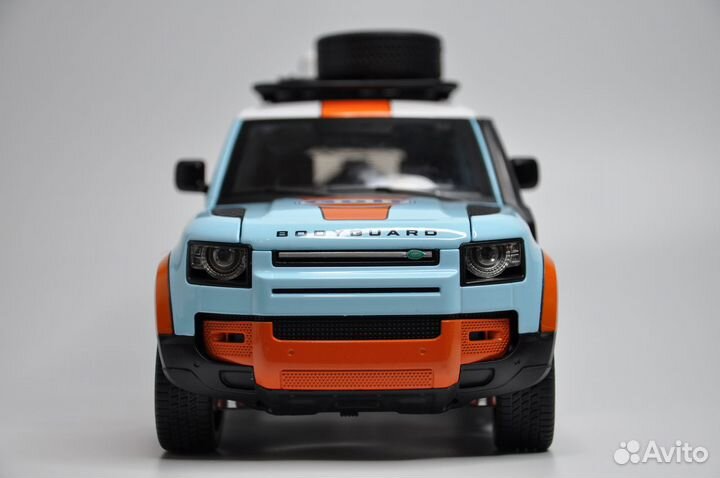 Модель авто Land Rover Defender Gulf 1:18 металл