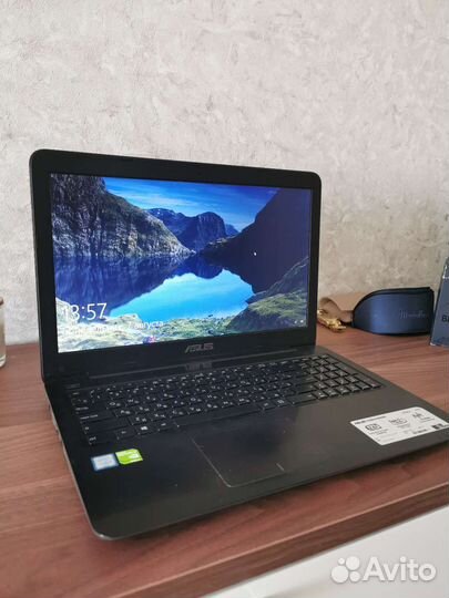 Ноутбук asus X556U озу12Гб SSD256Гб