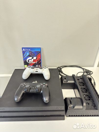 Sony PS4 Pro 1Tb + 2 геймпада