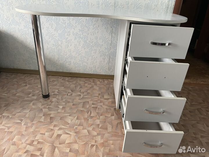 Маникюрный стол