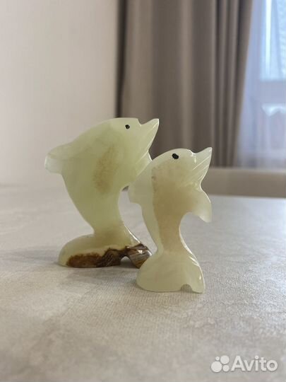 Дельфины из оникса