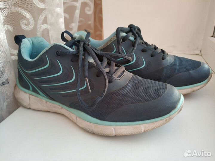 Кроссовки женские