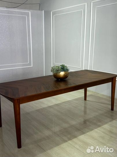 Кухонный стол и стулья новые