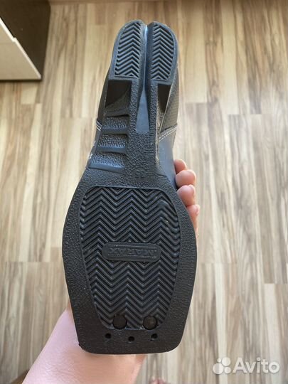 Лыжные ботинки и лыжи