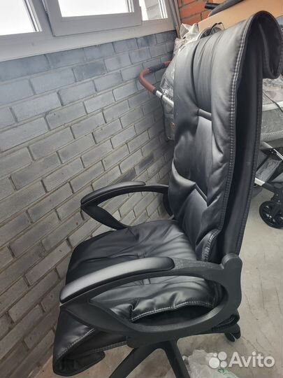 Офисное кожаное кресло