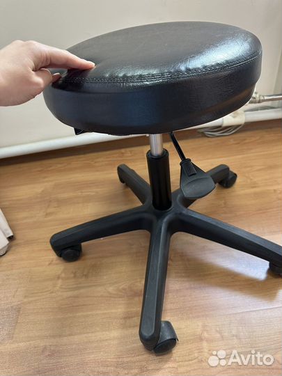 Стул мастера на колесиках