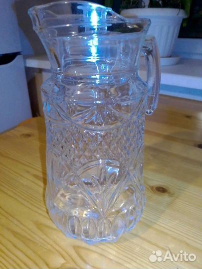 Стеклянный кувшин с крышкой