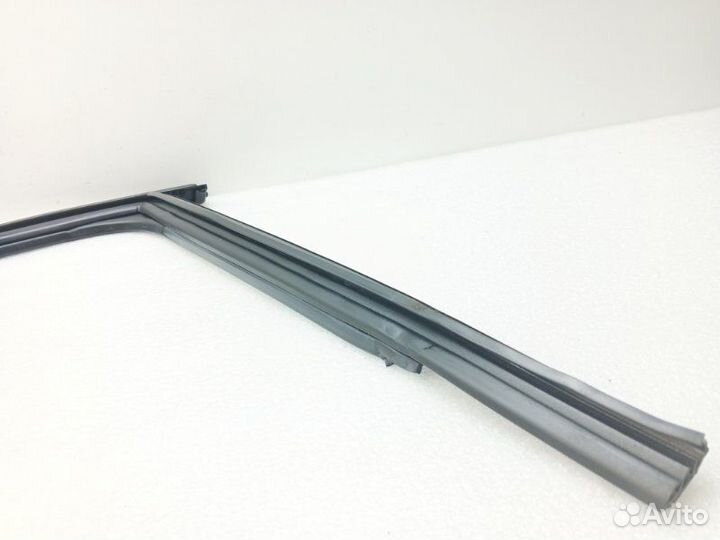 Уплотнитель стекла двери задний правый Audi Q5 FY