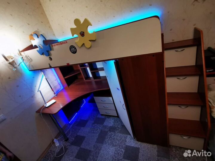 Детская кровать чердак со столом и шкафом бу