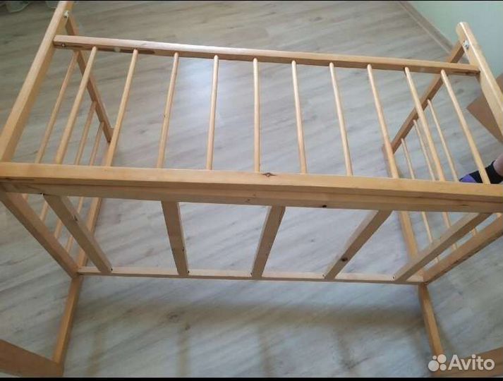 Детская кроватка с маятником и матрасом