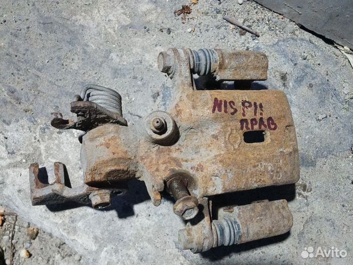 Суппорт задний правый Nissan Primera P11