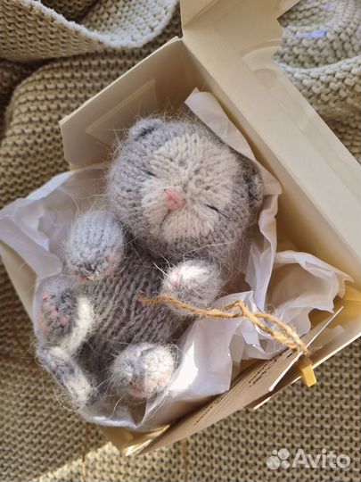 Котик вязаный ручной работы