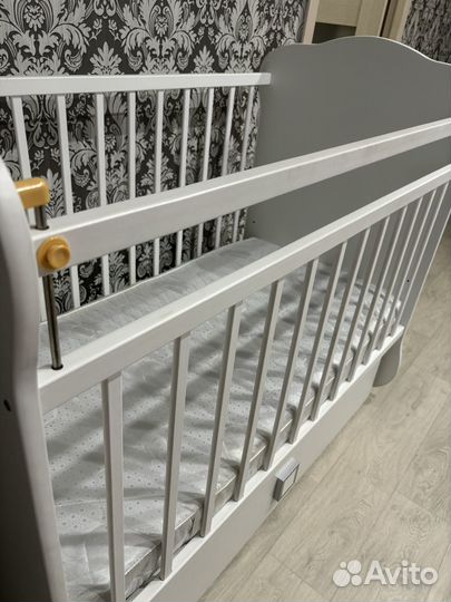 Детская кроватка с маятником и ящиком