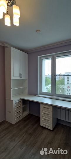 Рабочая зона у окна для фрилансера