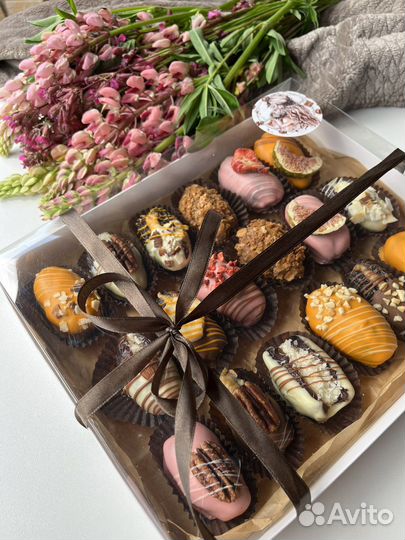 Финики набором с орехами в начинке