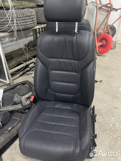 Комплект передних сидений Volkswagen Touareg 2017