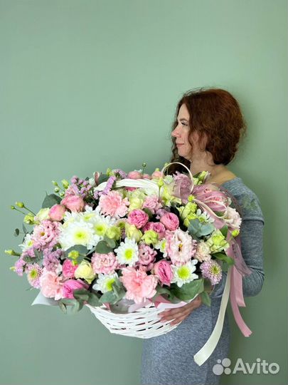Композиции цветочные в корзинах и коробках