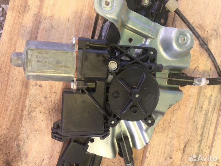 Стеклоподъемник передний правый Opel Astra J