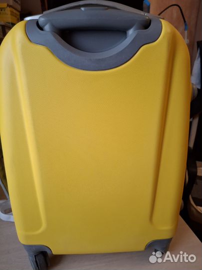 Чемодан на колесах размер s