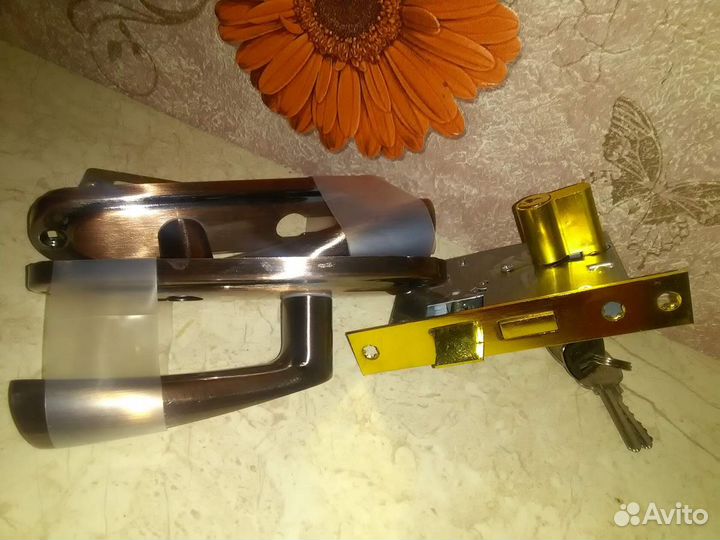 Дверная ручка с замком