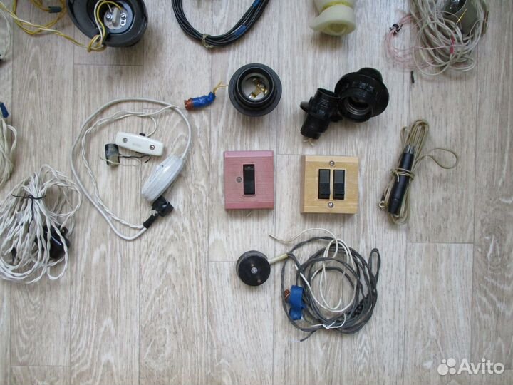 Кучка провода, вилки, запчасти
