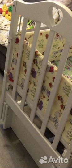 Детская кроватка с универсальным маятником