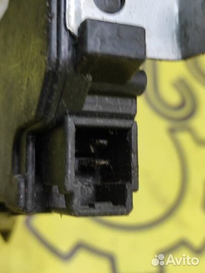 Замок двери задний правый Subaru Forester SG5