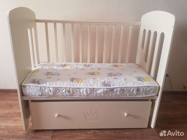 Детская кроватка с маятником и ящиком