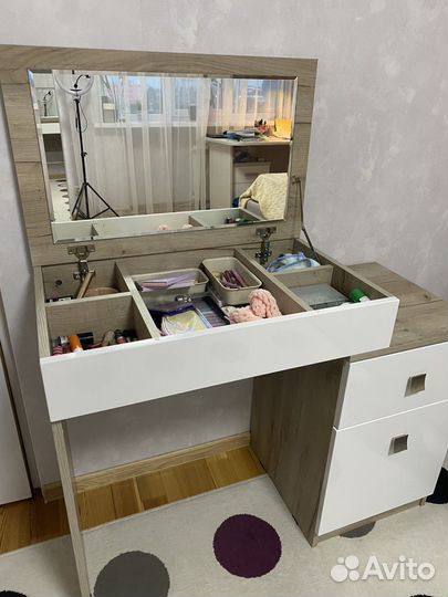 Туалетный столик с зеркалом