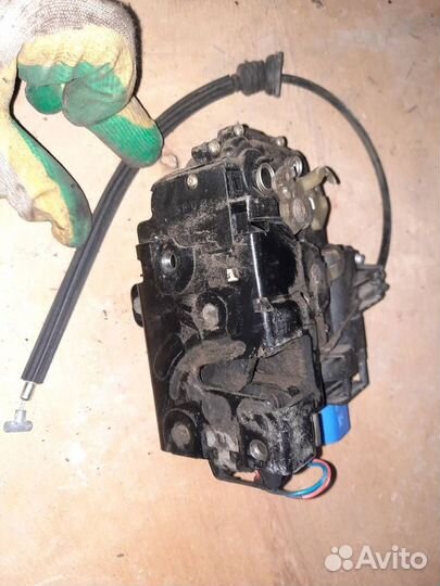 Замок двери передней левой Volkswagen Polo 4 2005