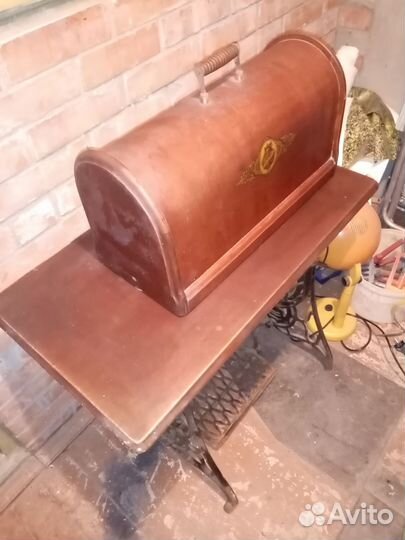 Швейная машина ножная старинная на чугуной станине