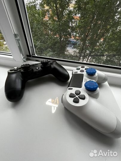 PlayStation 4 Pro 1tb, белая + два геймпада