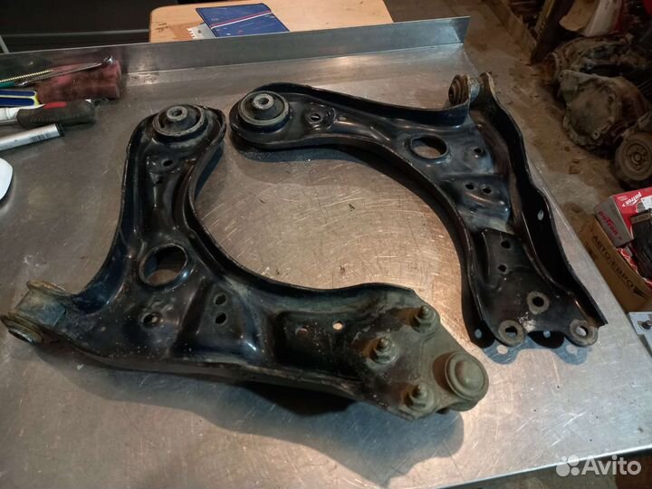 Нижние рычаги передней подвески VW Polo